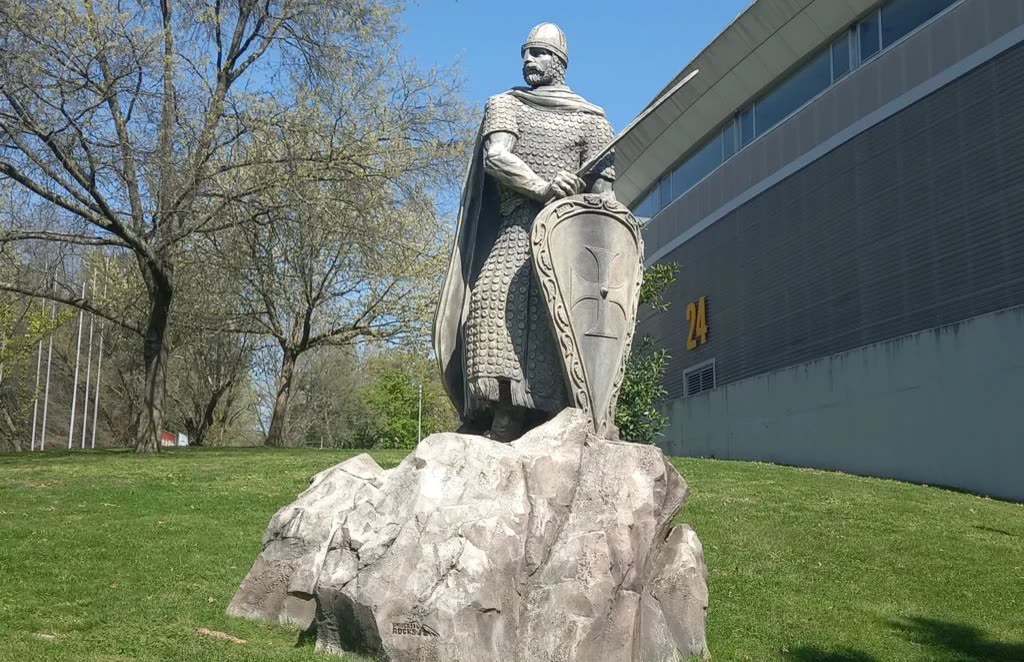 Rei Neno monumental themed sculpture by Universal Rocks