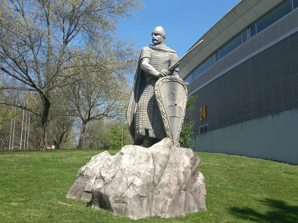 D. AFONSO HENRIQUES STATUE — photo 3